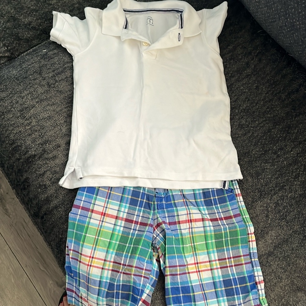 Carters Boys SS shirt and shorts outfit. Size 5